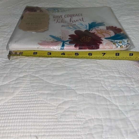 NWT- (in)courage Floral PSALM 31.24 Zipper Pouch - Picture 4 of 5